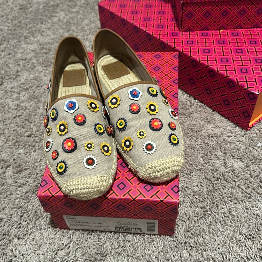 Tory Burch, natural canvas embellished margeurite ESPADRILLE slip on shoes 9.5